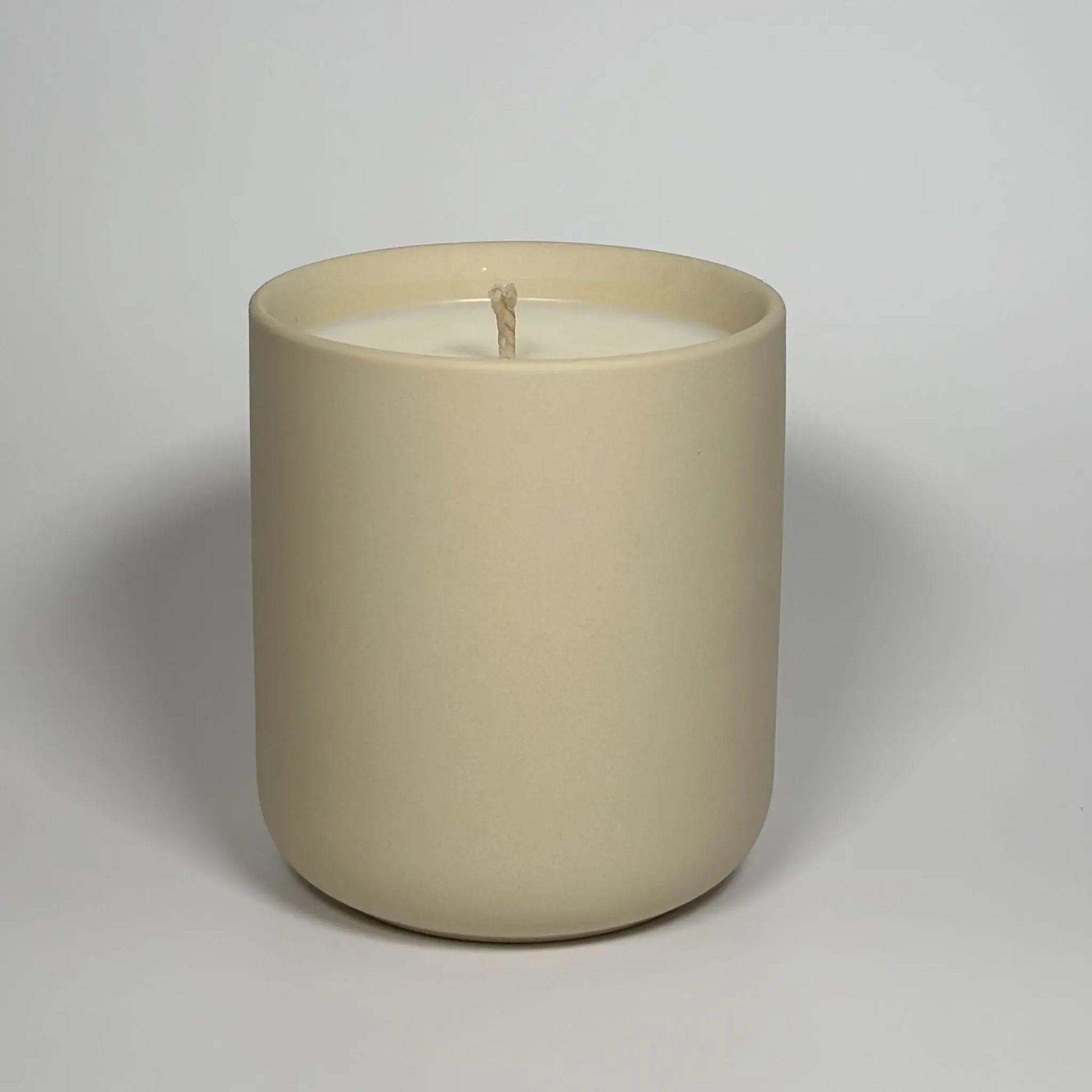 Sparkling Lemon Candle ,Luxury Scented Candle in Ceramic Jar, front view , summer fragrance 