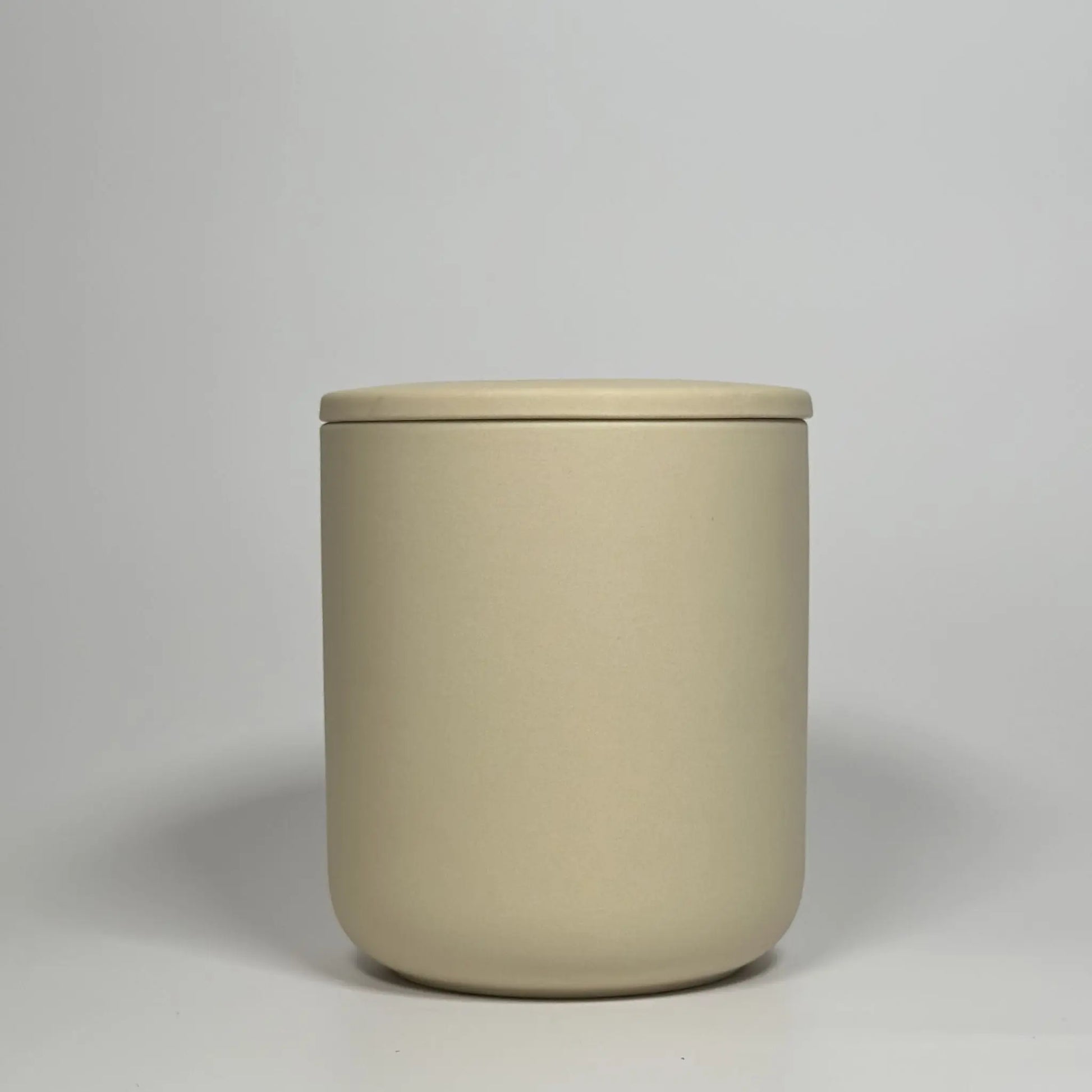 Sparkling Lemon Candle ,Luxury Scented Candle in Ceramic Jar with lid, front view , summer fragrance 