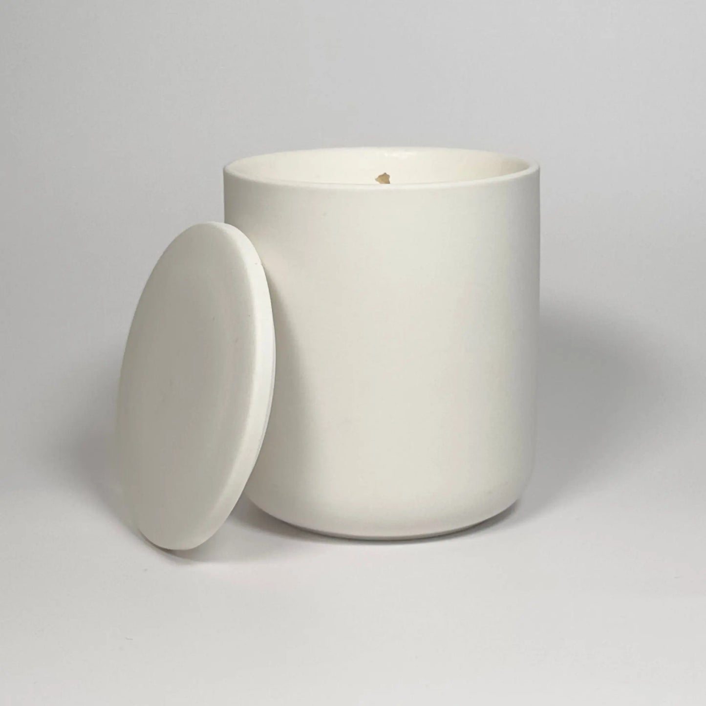 Vanilla Candle ,Luxury Scented Candle in Ceramic Jar, luxury brand, front view 