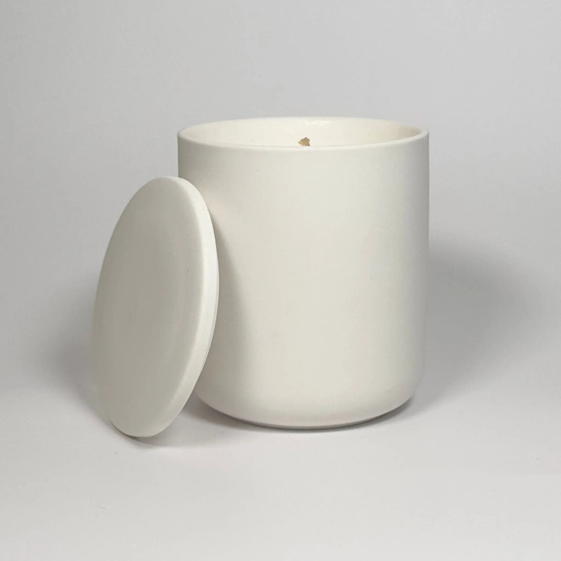 Vanilla Candle ,Luxury Scented Candle in Ceramic Jar, luxury brand, front view 